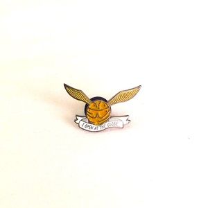 🍏50% OFF/3+...I Open At The Close Snitch Pin (Harry Potter)
